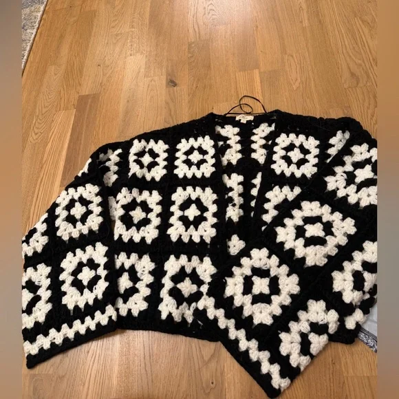 Elan Black and White crochet granny square crop Cardigan - Picture 6 of 6